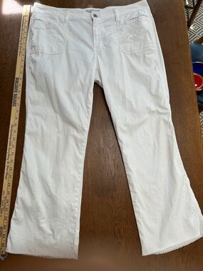 GAP White Women's Stretch Flare Jeans w raw edge hems, varied under pokt flaps.